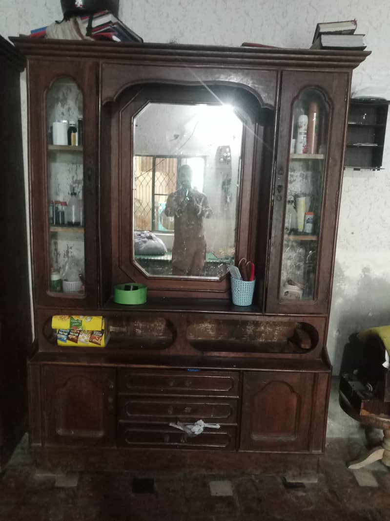 House furniture good condition 2ñd hand dressing table and showcase 2