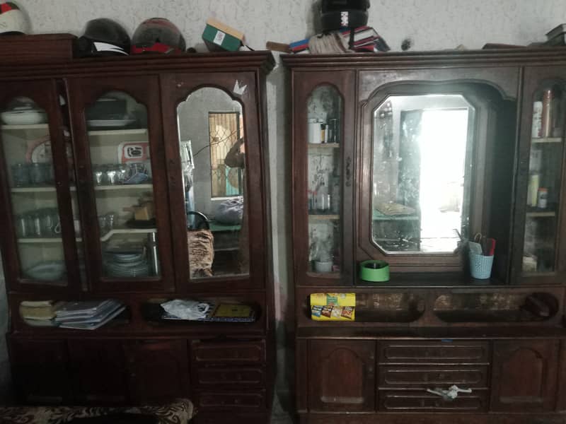 House furniture good condition 2ñd hand dressing table and showcase 5