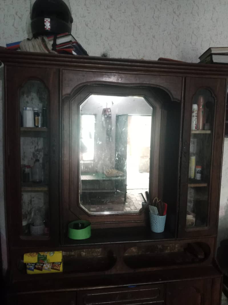 House furniture good condition 2ñd hand dressing table and showcase 6