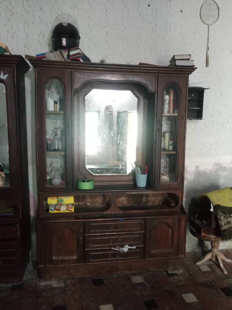 House furniture good condition 2ñd hand dressing table and showcase 8