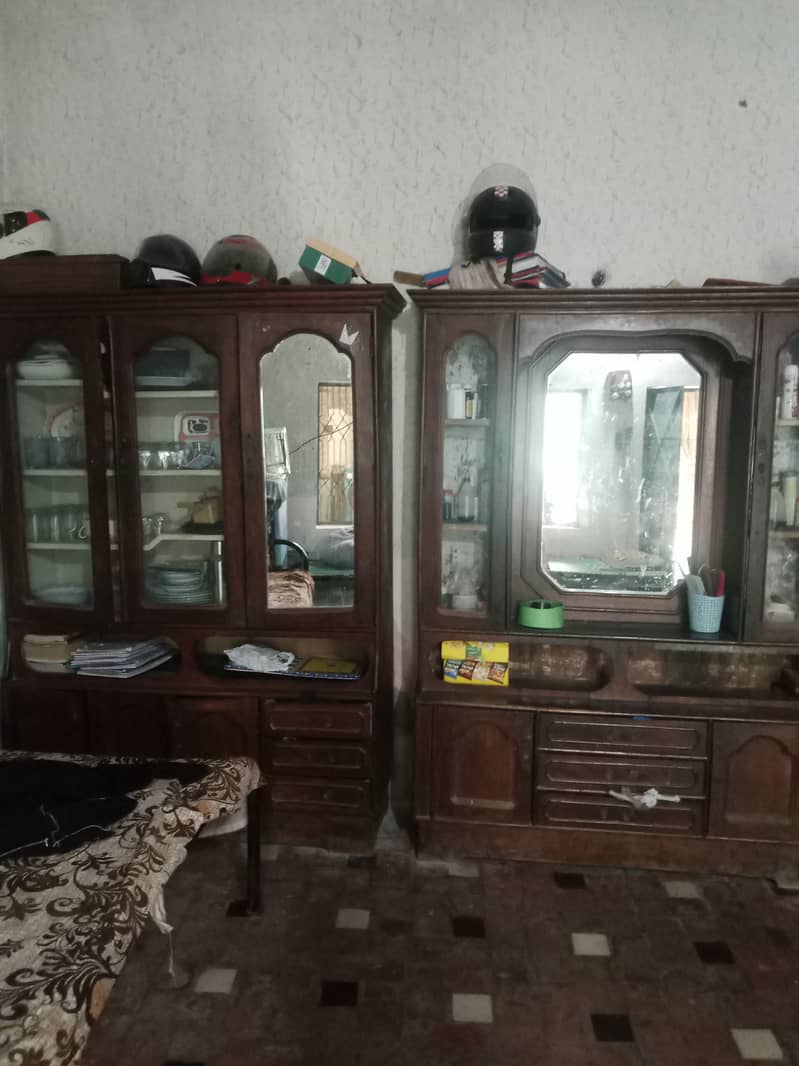 House furniture good condition 2ñd hand dressing table and showcase 10
