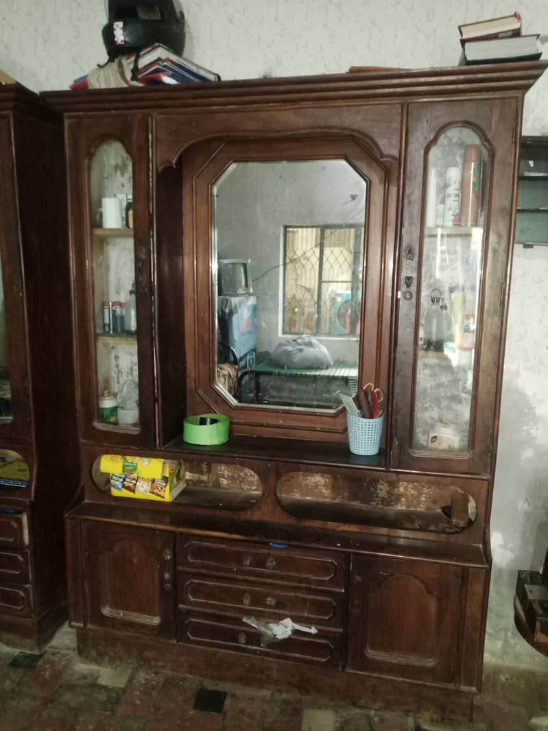 House furniture good condition 2ñd hand dressing table and showcase 13