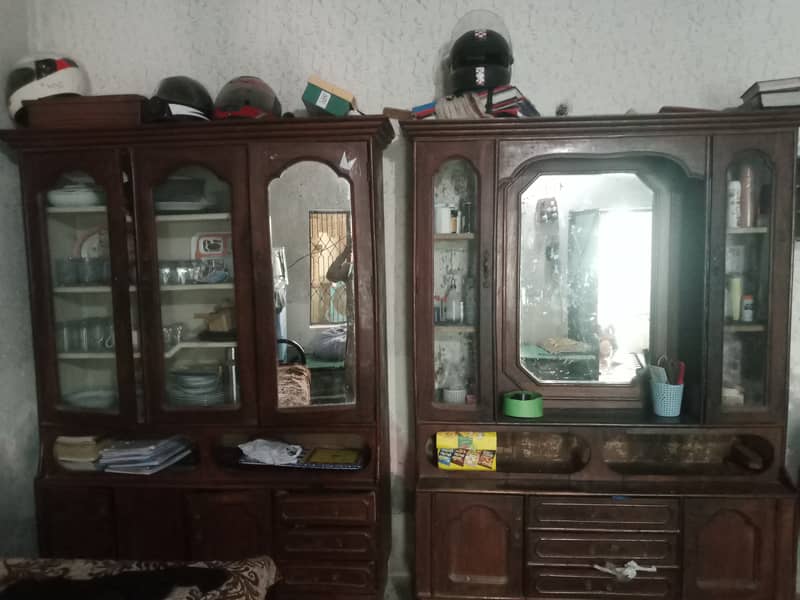 House furniture good condition 2ñd hand dressing table and showcase 16