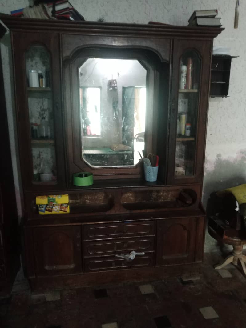 House furniture good condition 2ñd hand dressing table and showcase 18