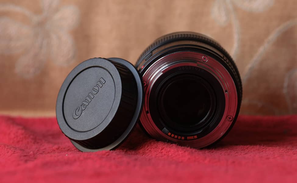 Canon 50mm F1.4 Lense     Front and back Cap    Condition 10/10  * 4