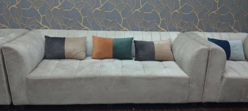 7 seater sofa with Table and seven cushion 1