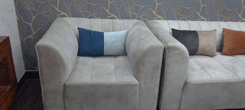 7 seater sofa with Table and seven cushion 2