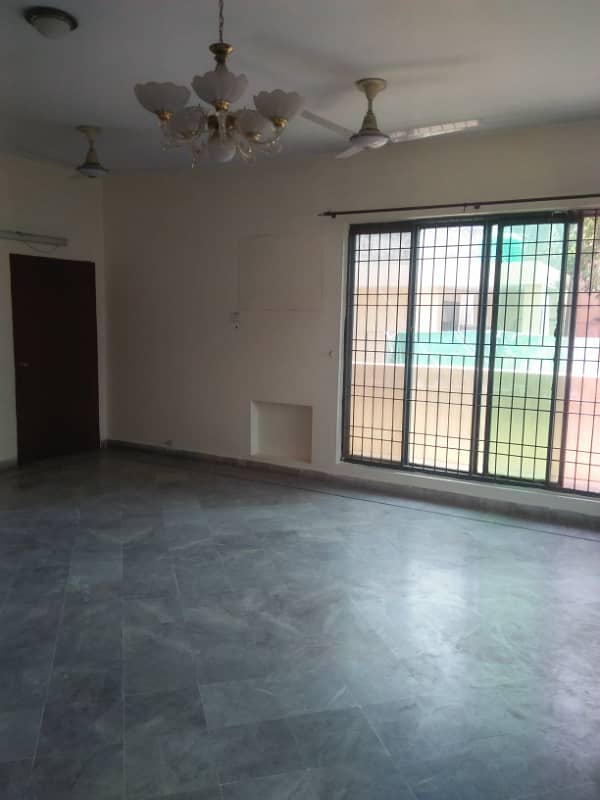 10marla upper portion for rent chips 2bad attch bath tvl drawing room dining room wood wark good location 16