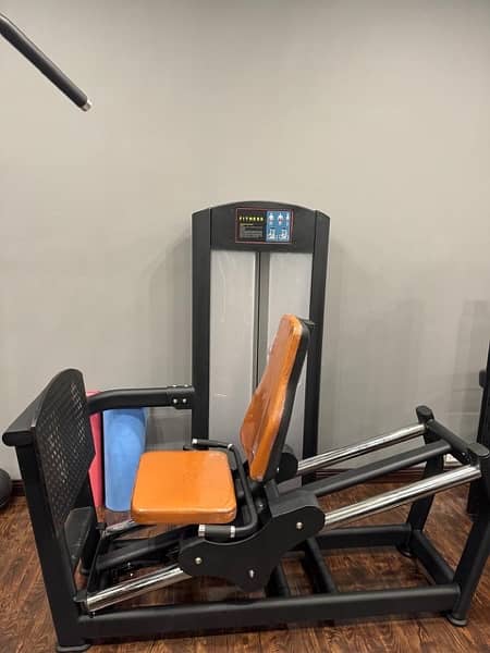 Weighted leg press machine imported life fitness 1