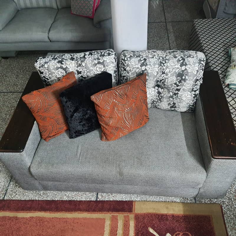 7 seater sofa with cushions with side and center table 0