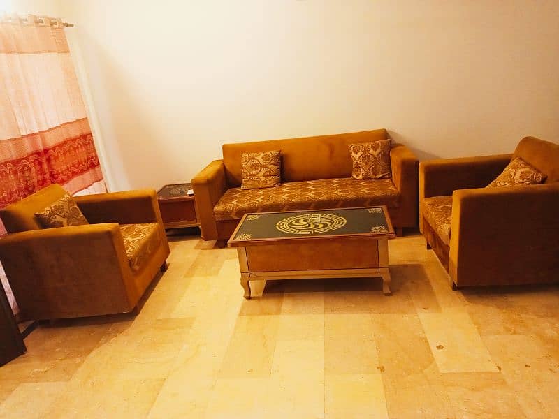 5 bed room furnished house daily basis booking in E11/3 islamabad 9