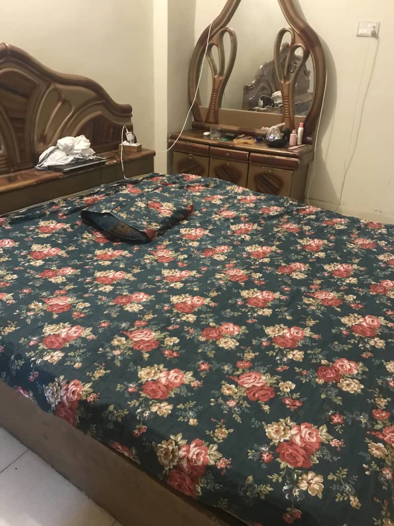 Master bed with matrace and dressing table 1
