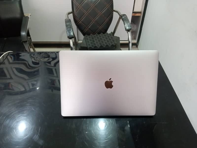 Apple Macbook Air 2020 space gray Good Condition 3