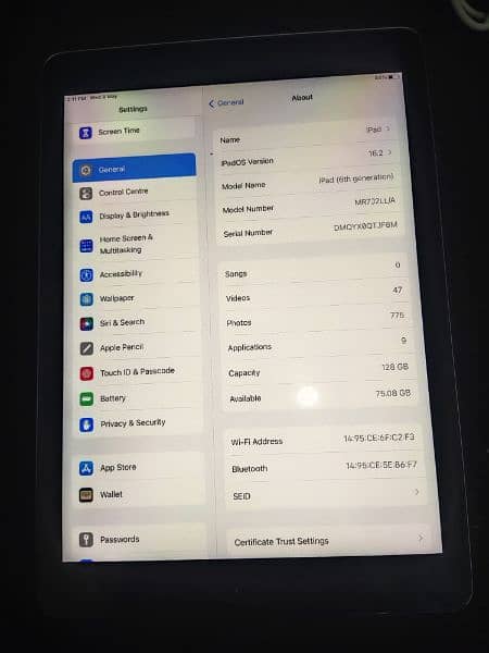 ipad 6th generation 128 Gb with charger + universal pencil 1