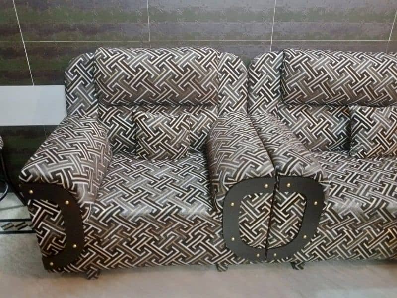 3, 2, 1 piece sofa set, 6 piece sofa set in very neat and condition 2