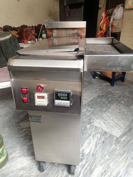16Ltr FRYER FOR SALE with Sizzling and Baskets 1