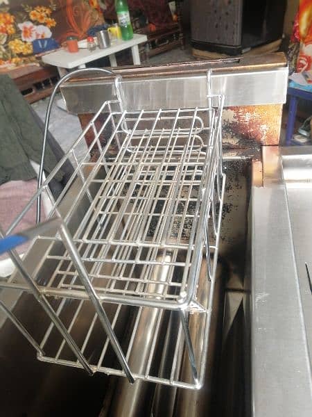 16Ltr FRYER FOR SALE with Sizzling and Baskets 7