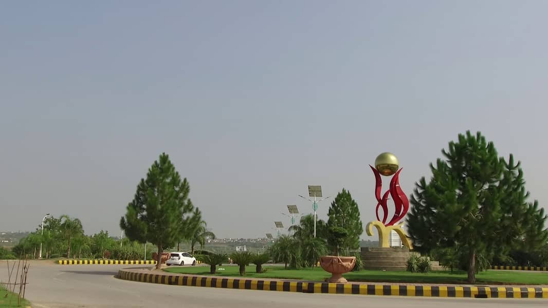 1 kanal Developed & Possession Main Boulevard Back Plot Available for Sale In Gulberg Islamabad 4