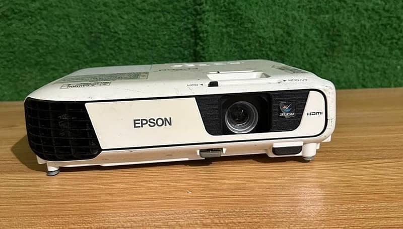 Epson EB-S31  projector 0