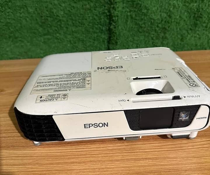 Epson EB-S31  projector 2
