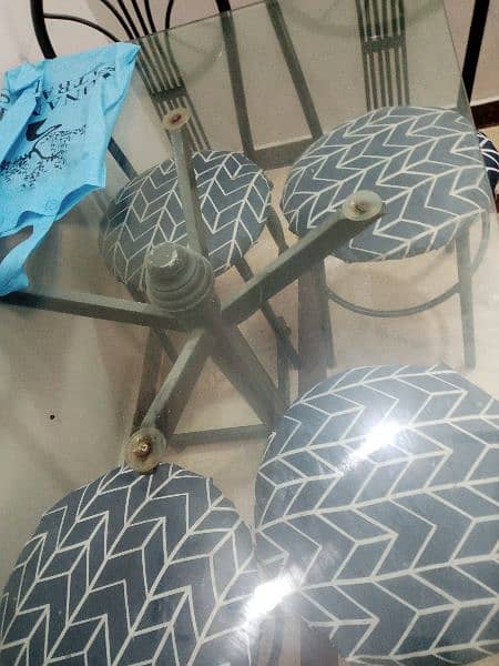 dining table in used condition 4 chair 2