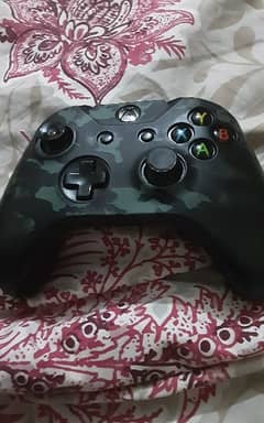 Xbox one gen 2 controller with battery pack and skin