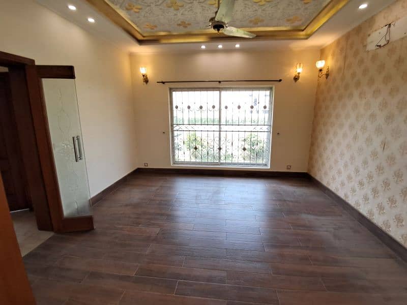 "Prime DHA Phase 7 Rental: 1 Kanal House with Basement at 3.5 Lac" 4
