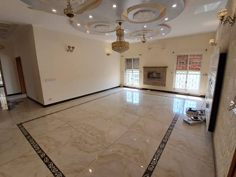 "Prime DHA Phase 7 Rental: 1 Kanal House with Basement at 3.5 Lac" 8