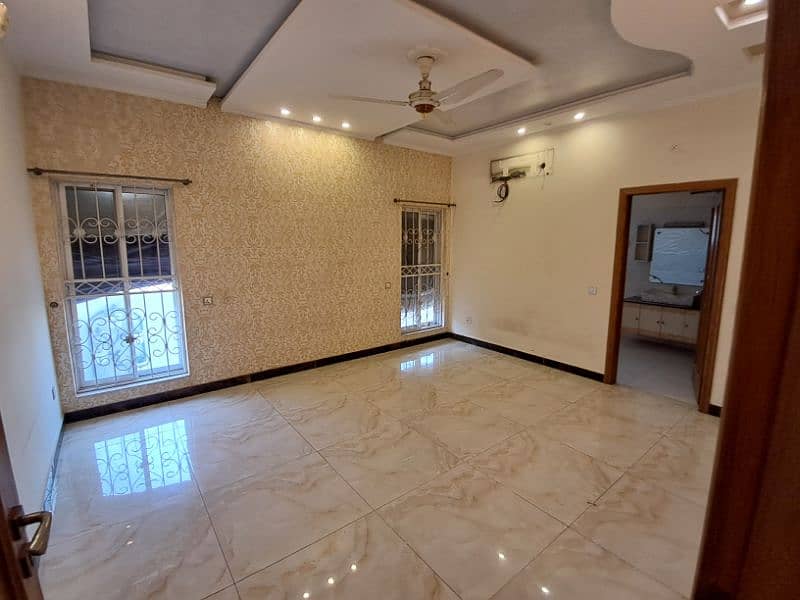 "Prime DHA Phase 7 Rental: 1 Kanal House with Basement at 3.5 Lac" 17