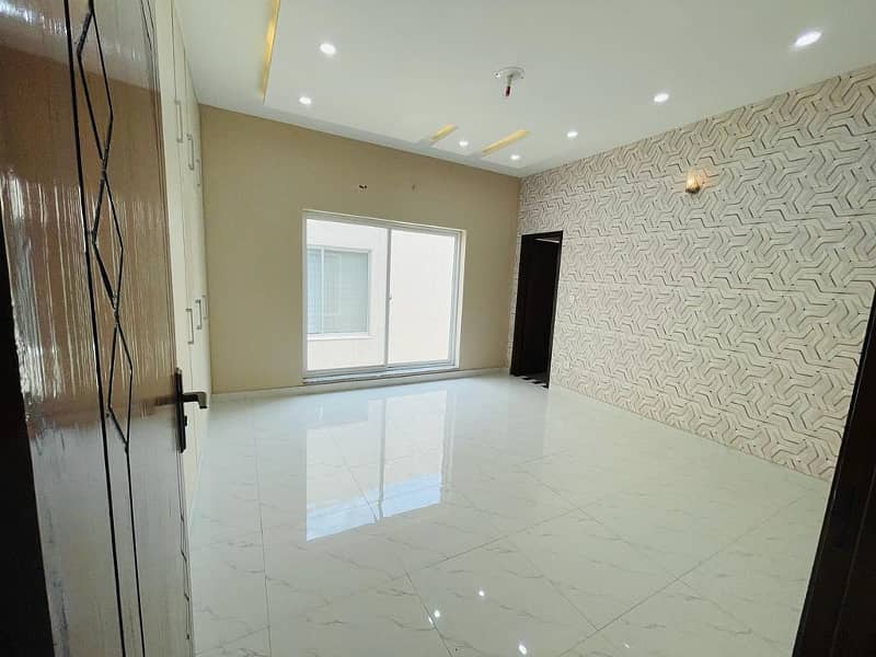 10 Marla Like Brand New Luxury House Available For Rent In Bahria Town Lahore. 1
