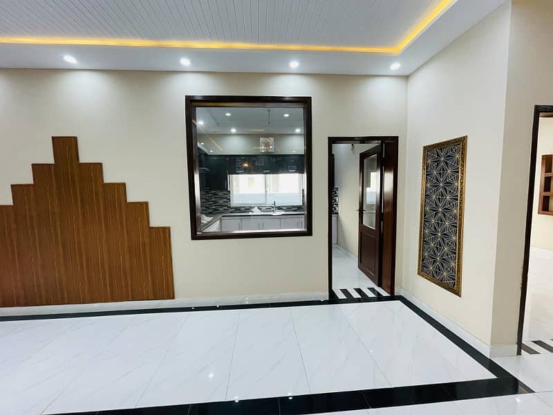 10 Marla Like Brand New Luxury House Available For Rent In Bahria Town Lahore. 3