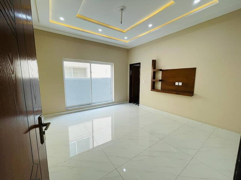 10 Marla Like Brand New Luxury House Available For Rent In Bahria Town Lahore. 4