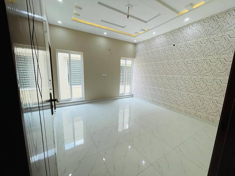10 Marla Like Brand New Luxury House Available For Rent In Bahria Town Lahore. 6