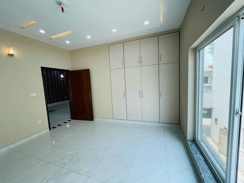 10 Marla Like Brand New Luxury House Available For Rent In Bahria Town Lahore. 12