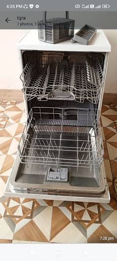 Dish washer machine condition like new