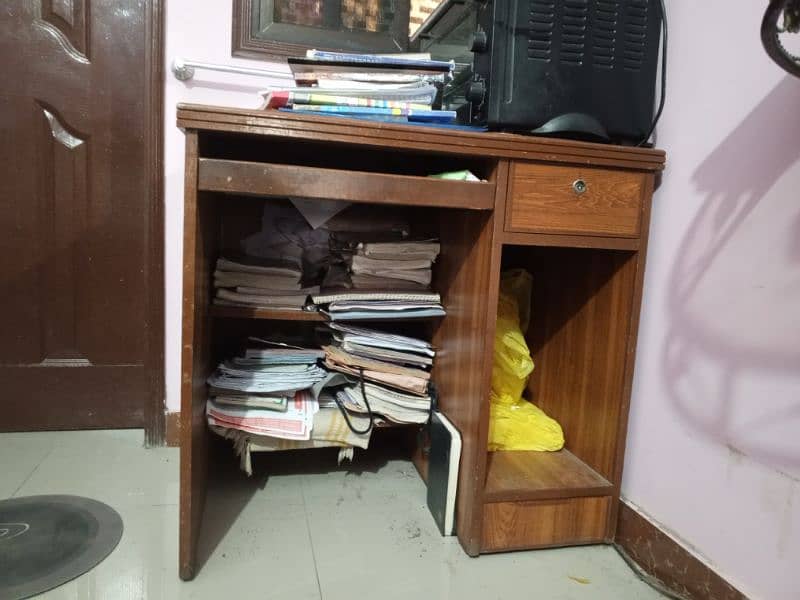 Computer and study table in good condition 2