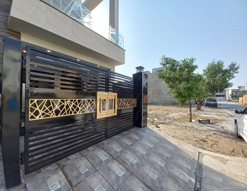 5 MARLA BRAND NEW HOUSE FOR SALE ON SHOKAT KHANAM ROAD LAHORE. 29