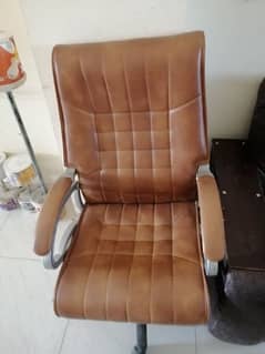 6 chairs New 3 visiter chairs use condition 1 executive chair