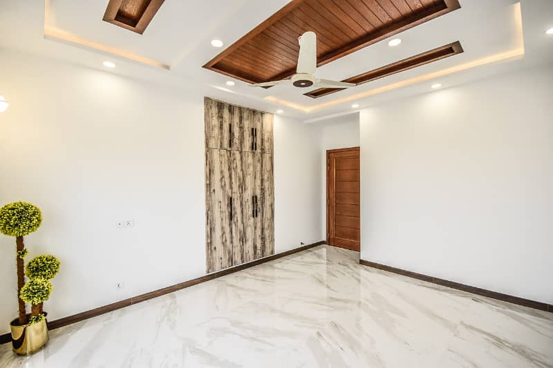 Dha Lahore 1 Kanal Brand New Mazhar Munir Design House With 100% Original Pics Available For Rent 5