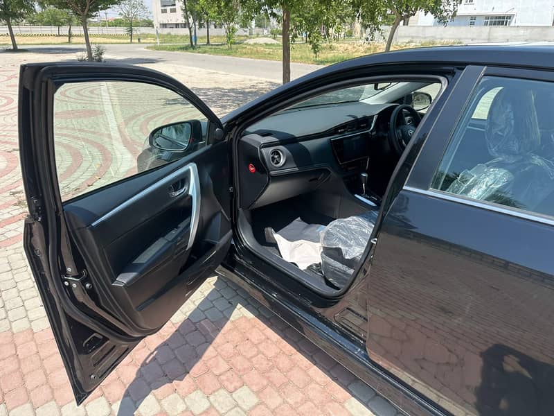 Toyota Corolla Altis Grande X CVT-i 1.8 Black Interior 9
