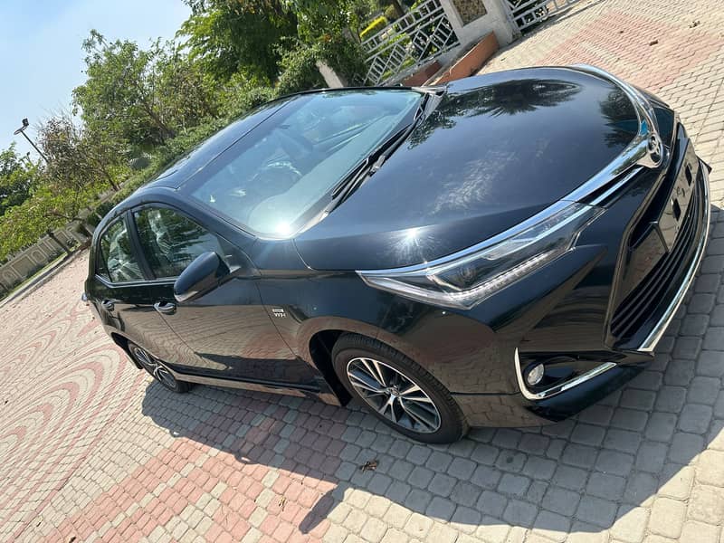 Toyota Corolla Altis Grande X CVT-i 1.8 Black Interior 10