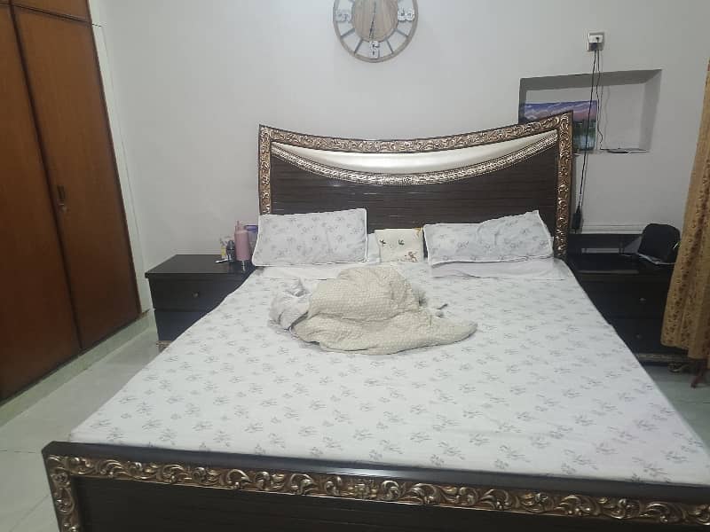 PGECHS SOCIETY A1 MODEL TOWN LINK ROAD
15 MARLA CORNER SINGLE STORY LAWISH HOUSE FOR SALE
2 BED ROOMS WITH ATTACHED BATH
HAVING LARGE DRAWING WITH ATTACHED BATH,LAUNGE
TOTALY TILED ,WOOD WORK 5