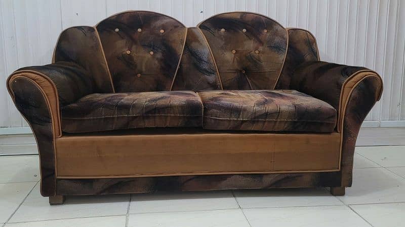Gently used 6-seater sofa set in excellent condition! 3