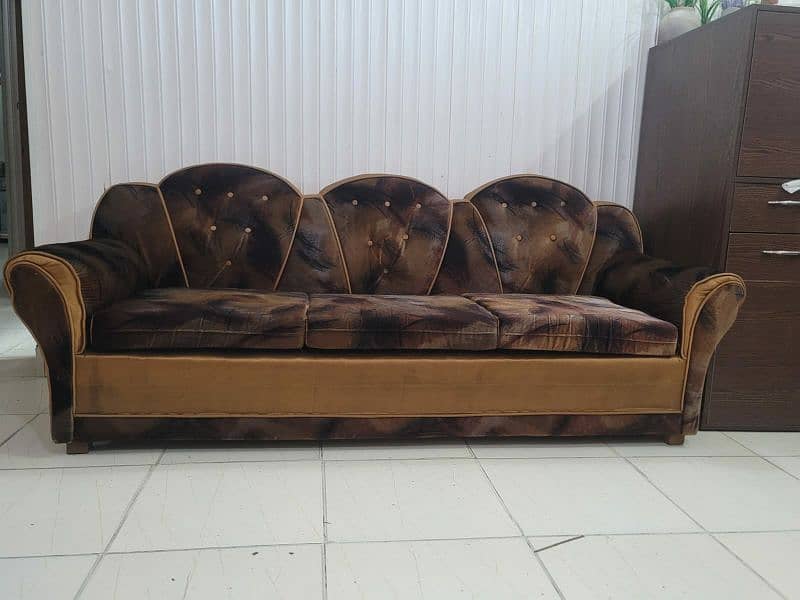 Gently used 6-seater sofa set in excellent condition! 4
