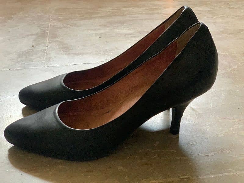 Black pumps original Branded leather stuff in excellent condition 18