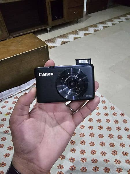canon s200 wifi only for 25 thousand no battery a little scratch 3