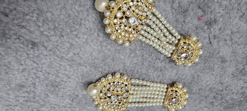 beautiful white pearls earing with golden moties 0