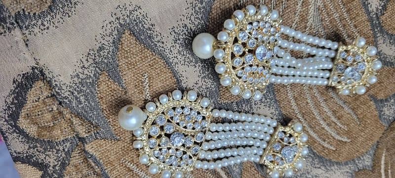 beautiful white pearls earing with golden moties 1