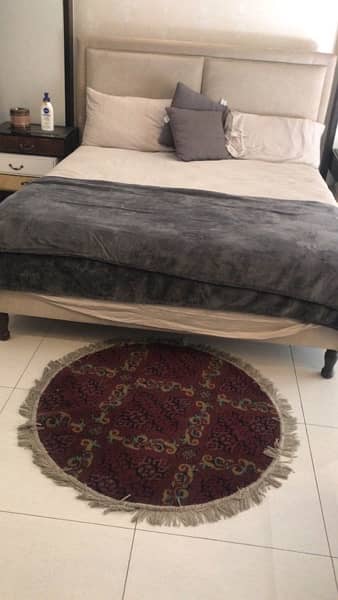 Queen bed without sidetables 1