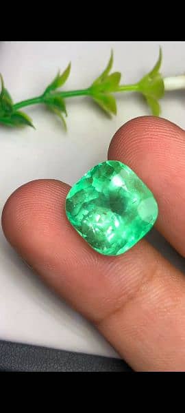 Magnificent Natural Colombian Emerald big size gem available 1
